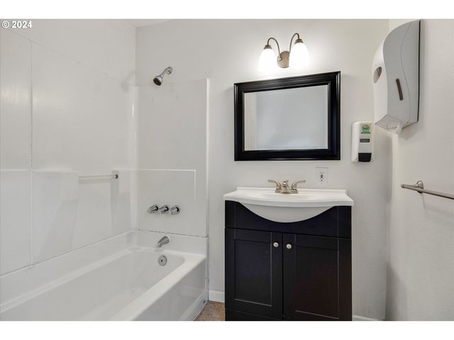 16265 Se HIGHWAY 224, Damascus, OR 97089