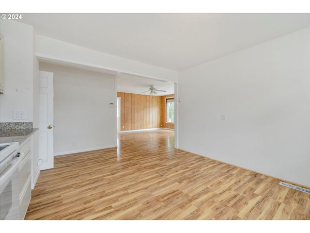 16265 Se HIGHWAY 224, Damascus, OR 97089