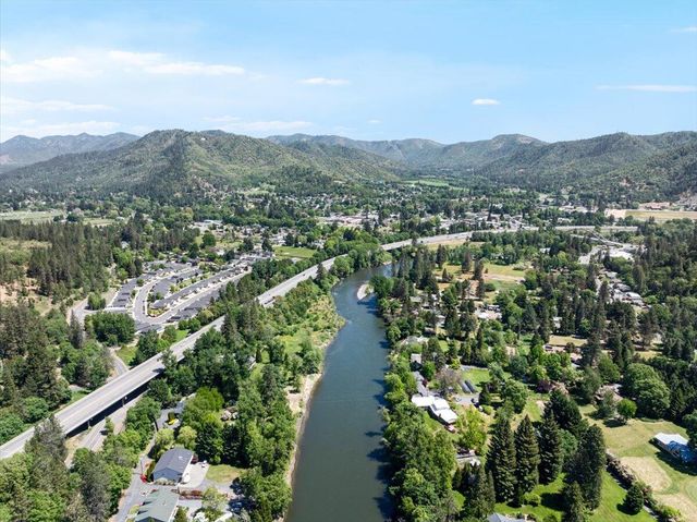 5648 Foothill Blvd 26, Grants Pass, OR 97526