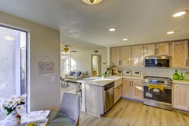 7168 N Prospect Avenue, Fresno, CA 93711