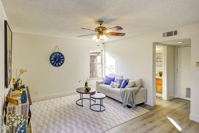 7168 N Prospect Avenue, Fresno, CA 93711