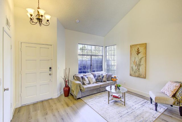 7168 N Prospect Avenue, Fresno, CA 93711