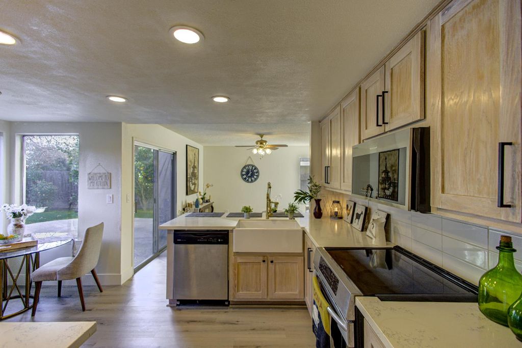 Image 10 of property listing at 7168 N Prospect Avenue, Fresno, CA 93711