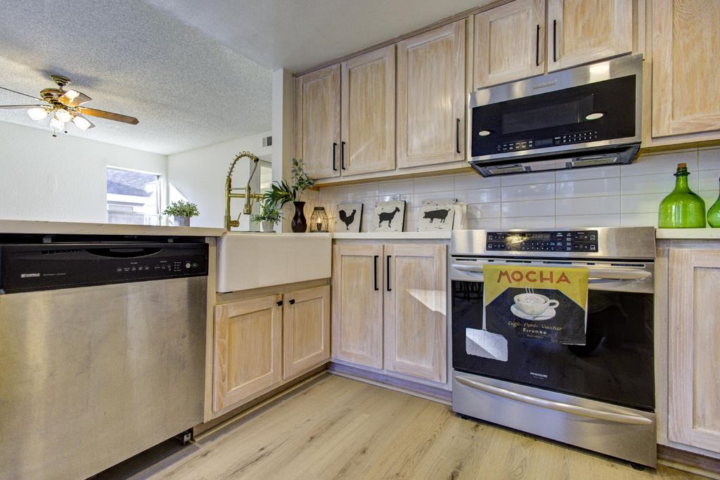 Image 12 of property listing at 7168 N Prospect Avenue, Fresno, CA 93711