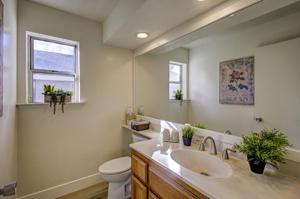 Image 18 of property listing at 7168 N Prospect Avenue, Fresno, CA 93711