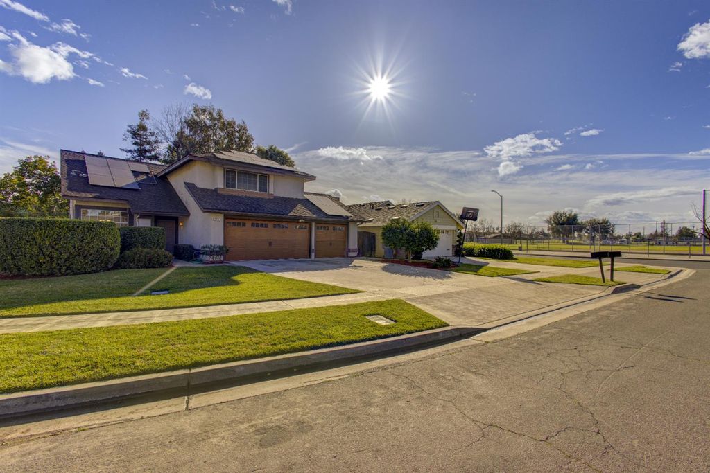 Image 2 of property listing at 7168 N Prospect Avenue, Fresno, CA 93711