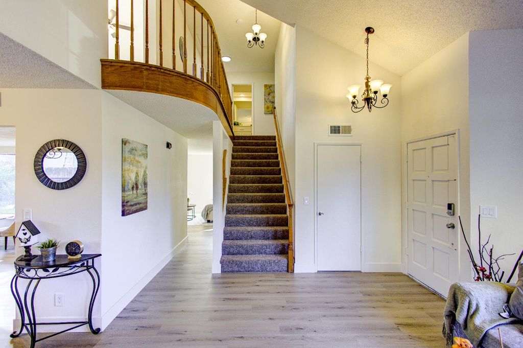 Image 21 of property listing at 7168 N Prospect Avenue, Fresno, CA 93711