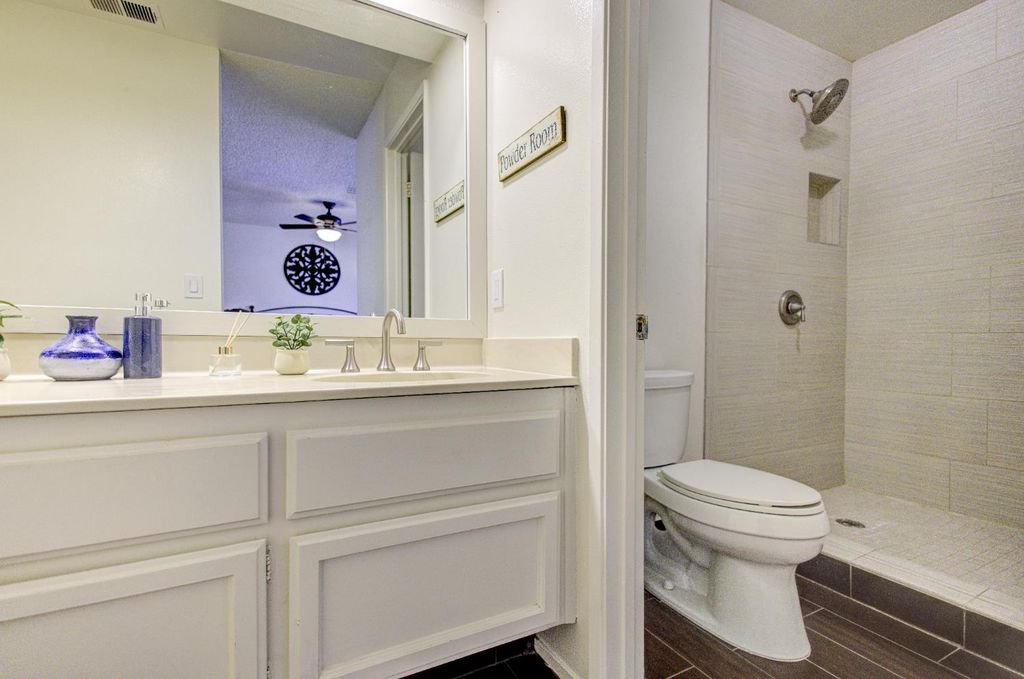 Image 34 of property listing at 7168 N Prospect Avenue, Fresno, CA 93711