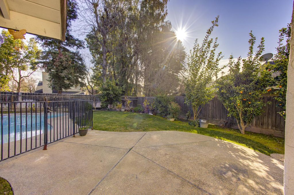 Image 35 of property listing at 7168 N Prospect Avenue, Fresno, CA 93711