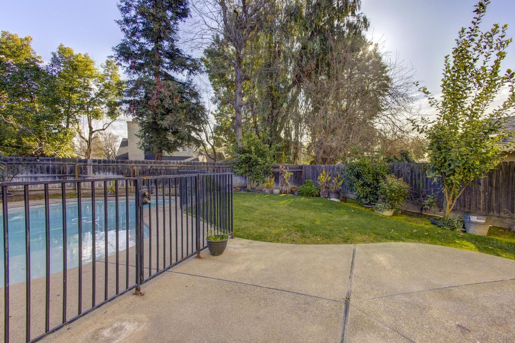 Image 36 of property listing at 7168 N Prospect Avenue, Fresno, CA 93711