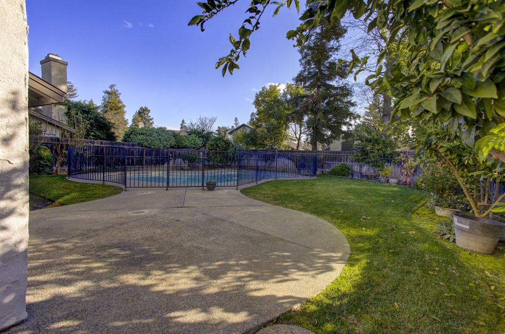 Image 38 of property listing at 7168 N Prospect Avenue, Fresno, CA 93711