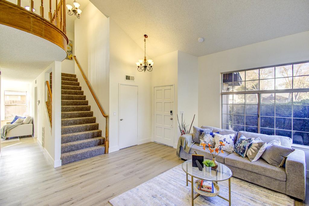 Image 5 of property listing at 7168 N Prospect Avenue, Fresno, CA 93711