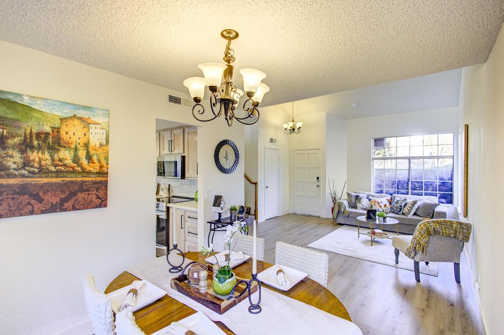 Image 8 of property listing at 7168 N Prospect Avenue, Fresno, CA 93711