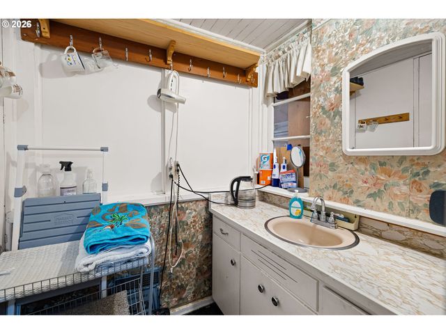 352 RUBY Ave, Eugene, OR 97404