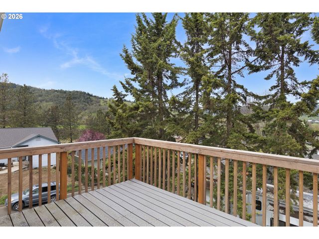 106 UMPQUA VIEW Dr, Roseburg, OR 97471