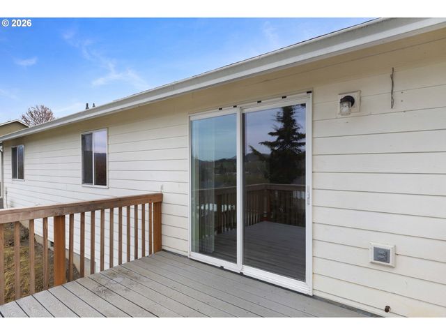 106 UMPQUA VIEW Dr, Roseburg, OR 97471