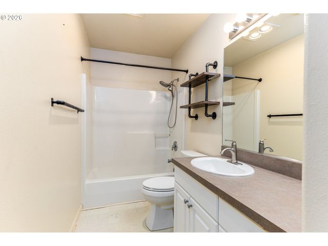 106 UMPQUA VIEW Dr, Roseburg, OR 97471