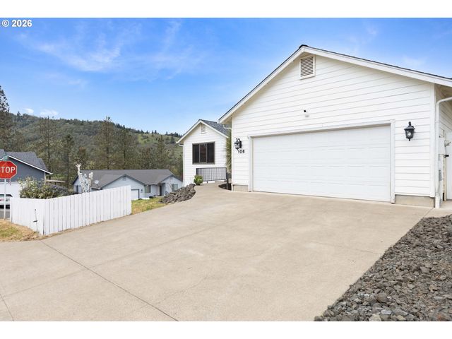 106 UMPQUA VIEW Dr, Roseburg, OR 97471