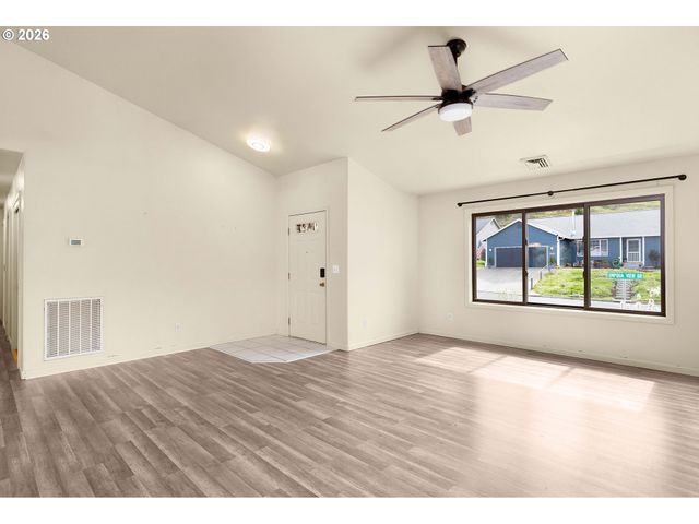 106 UMPQUA VIEW Dr, Roseburg, OR 97471