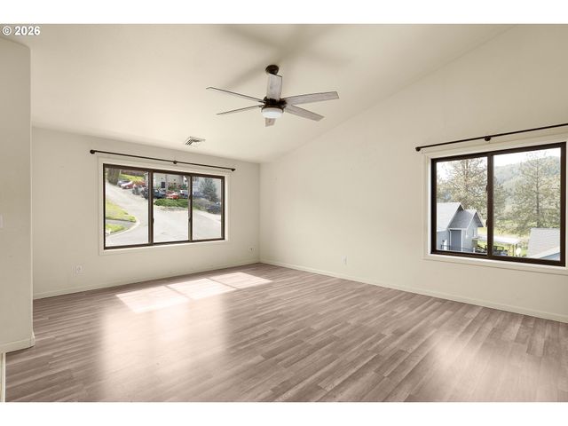 106 UMPQUA VIEW Dr, Roseburg, OR 97471