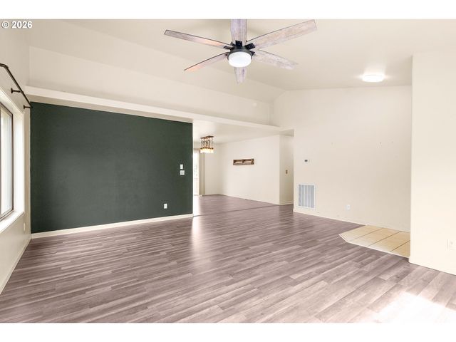 106 UMPQUA VIEW Dr, Roseburg, OR 97471