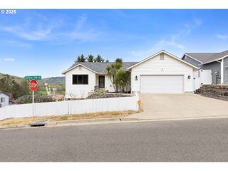 106 UMPQUA VIEW Dr, Roseburg, OR 97471