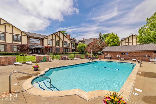 1750 Vernier Road, Grosse Pointe Woods, MI 48236