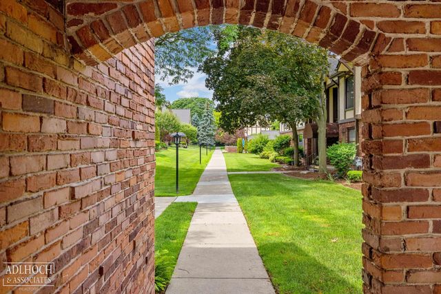 1750 Vernier Road, Grosse Pointe Woods, MI 48236