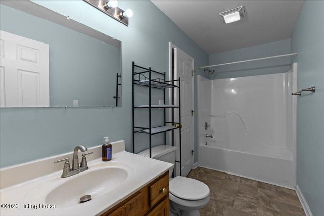 4516 Meadowlark Manor Ln, Louisville, KY 40245