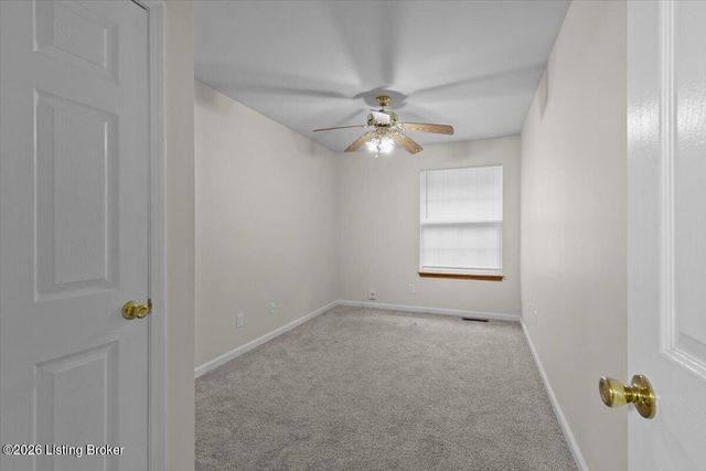 4516 Meadowlark Manor Ln, Louisville, KY 40245