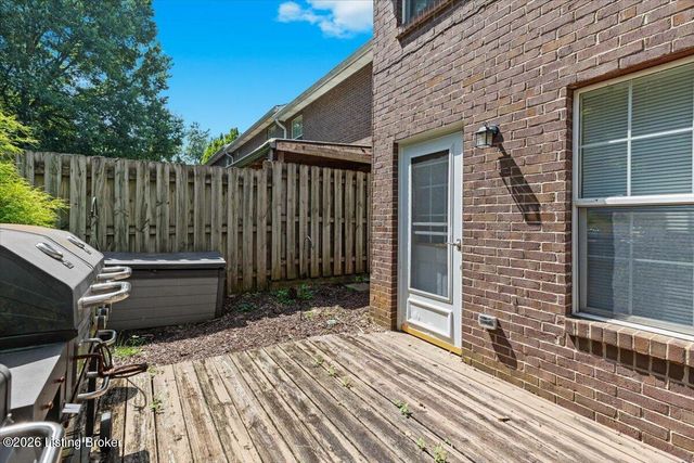 4516 Meadowlark Manor Ln, Louisville, KY 40245