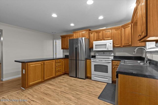 4516 Meadowlark Manor Ln, Louisville, KY 40245