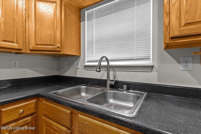 4516 Meadowlark Manor Ln, Louisville, KY 40245