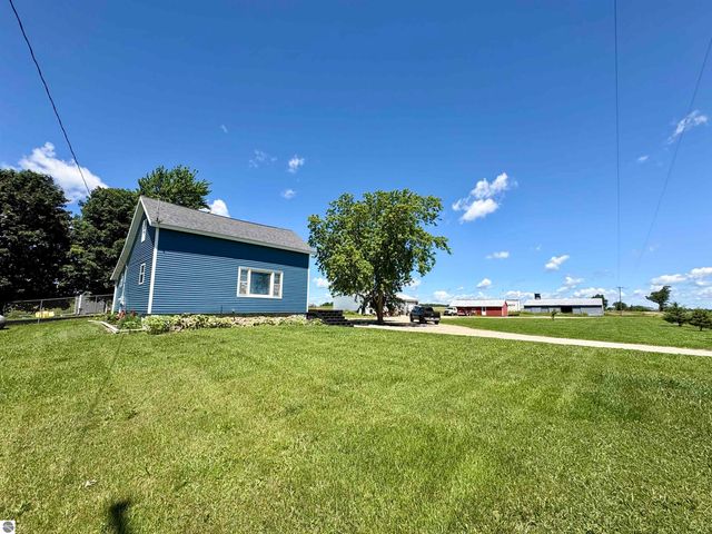 4275 N Vandecar Road, Weidman, MI 48893