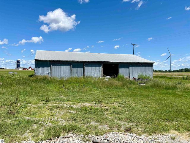 4275 N Vandecar Road, Weidman, MI 48893