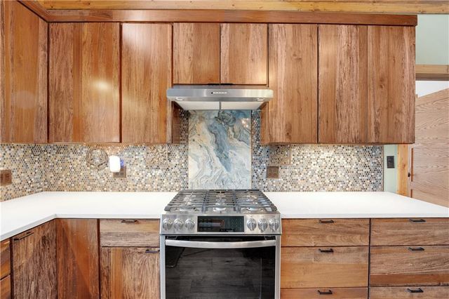 31550 Walsh Place, Edwards, MO 65326