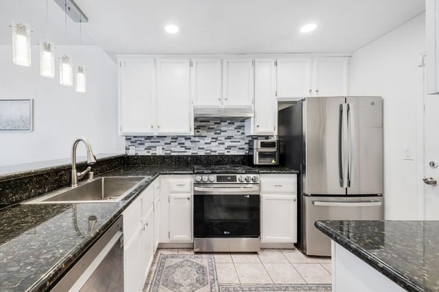 5045 N Laguna Dr, Sacramento, CA 95823