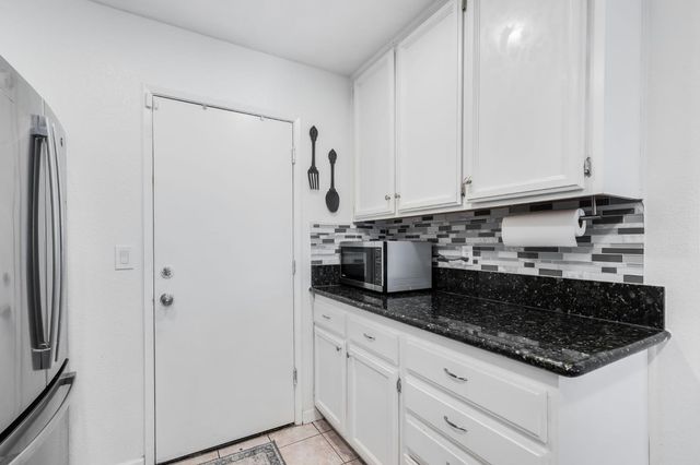 5045 N Laguna Dr, Sacramento, CA 95823