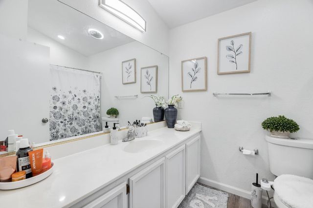 5045 N Laguna Dr, Sacramento, CA 95823