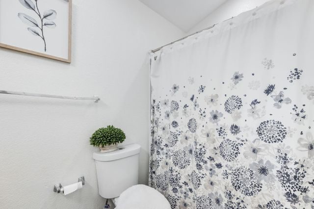 5045 N Laguna Dr, Sacramento, CA 95823