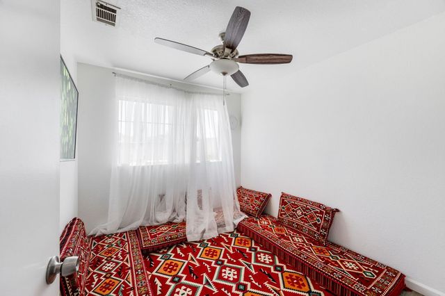 5045 N Laguna Dr, Sacramento, CA 95823