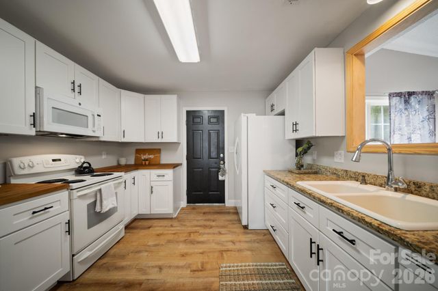 1040 Thorncrest Drive, Fletcher, NC 28732