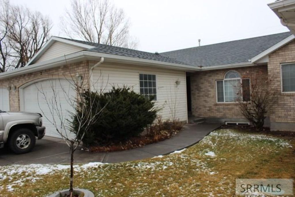 Image 5 of property listing at 2625 Ammon Road, Ammon, ID 83406