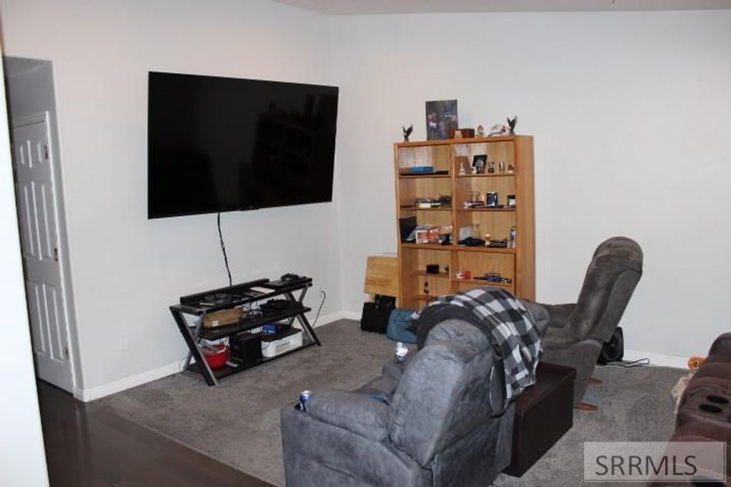 Image 6 of property listing at 2625 Ammon Road, Ammon, ID 83406