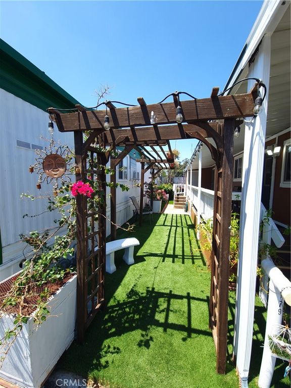 Image 2 of property listing at 8100 FOOTHILL BLVD 79, Sunland, CA 91040