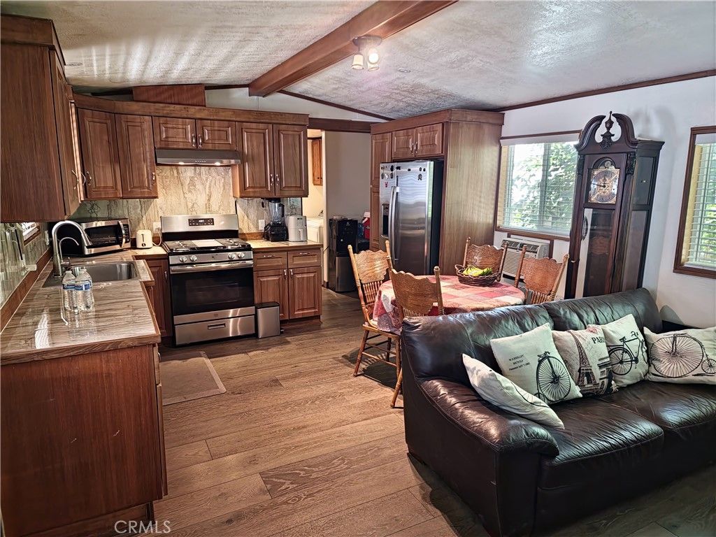 Image 4 of property listing at 8100 FOOTHILL BLVD 79, Sunland, CA 91040