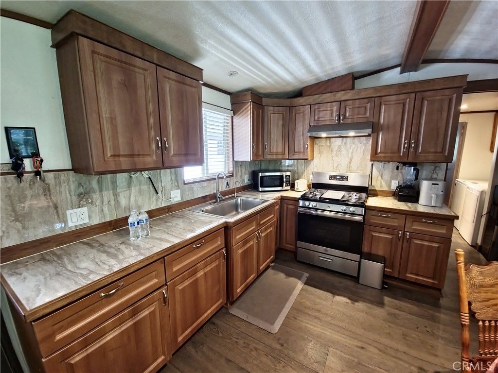 Image 5 of property listing at 8100 FOOTHILL BLVD 79, Sunland, CA 91040