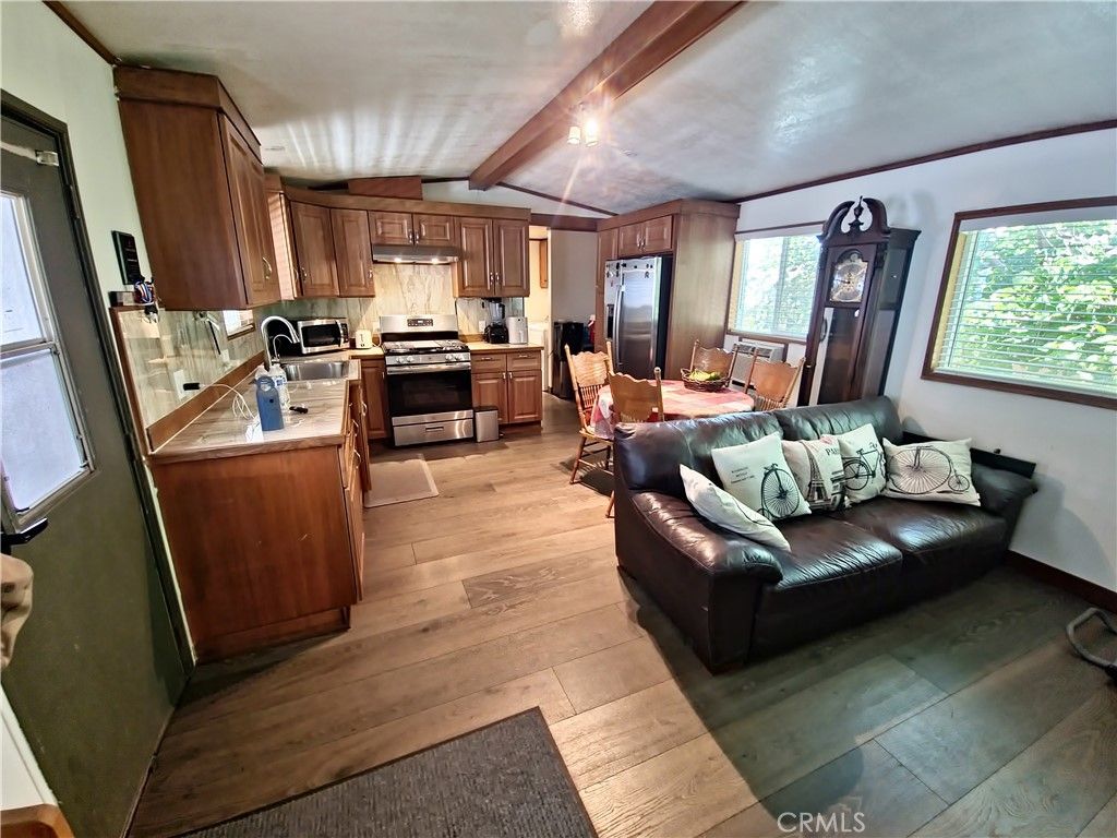 Image 6 of property listing at 8100 FOOTHILL BLVD 79, Sunland, CA 91040