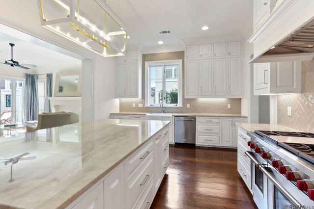 28 Country Club Place, Baton Rouge, LA 70809