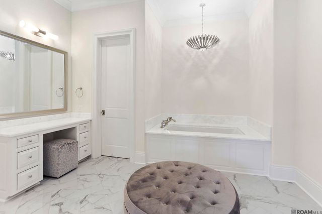 28 Country Club Place, Baton Rouge, LA 70809